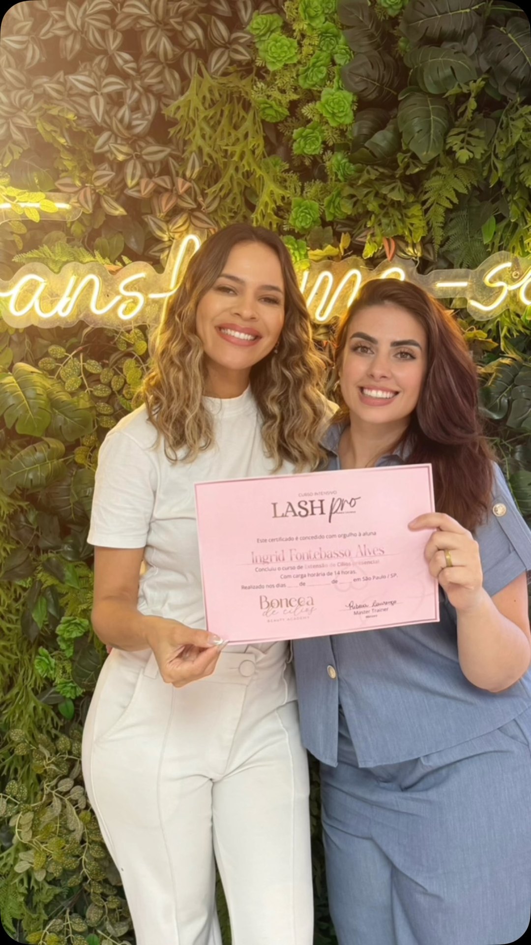Rebeca Lourenço com uma aluna formada no Lash Pro