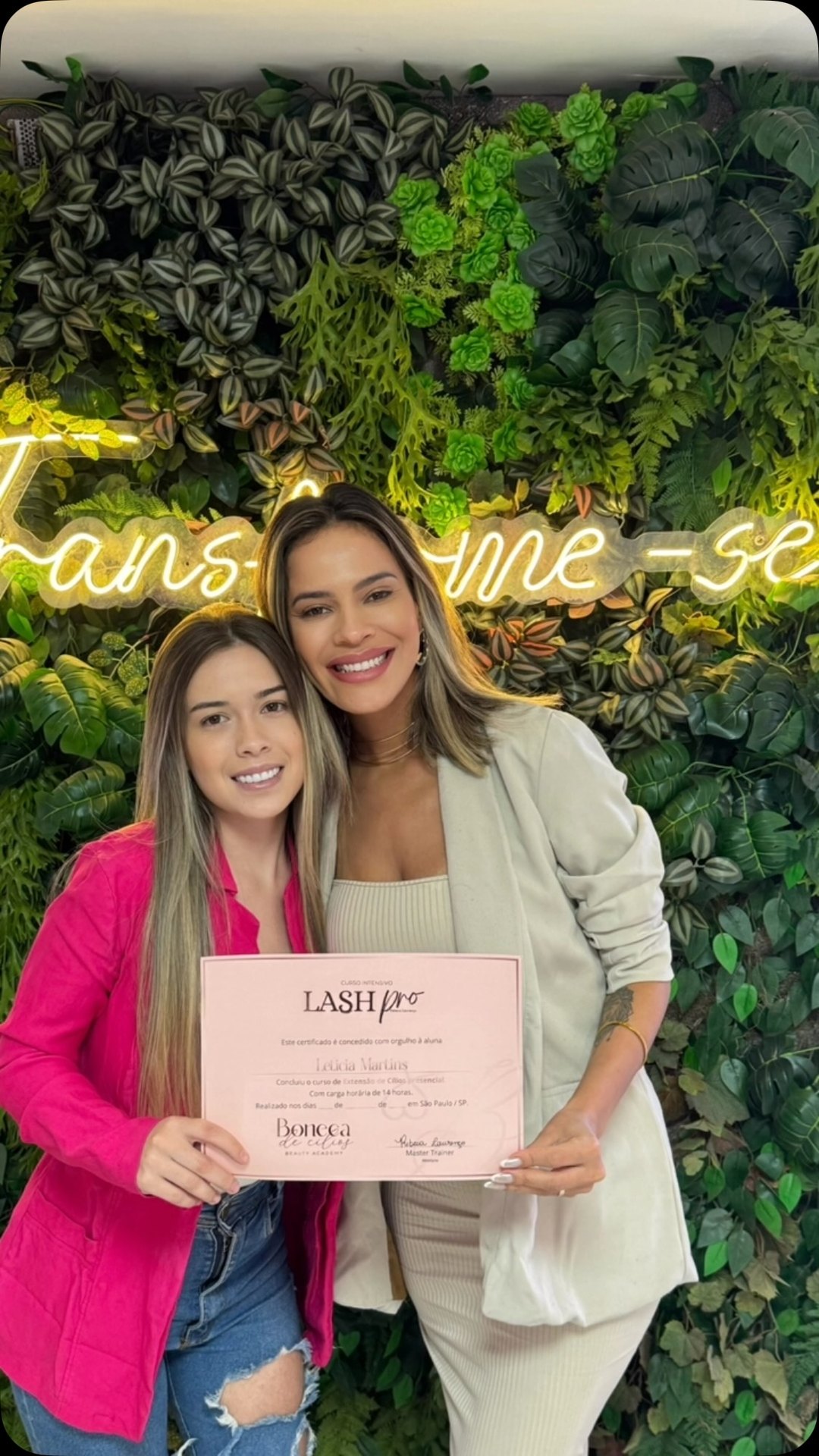 Aluna formada no Lash Pro com o certificado