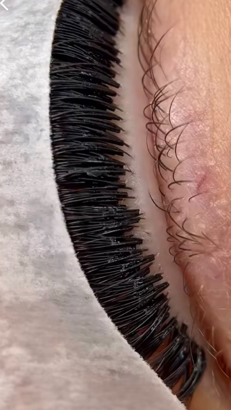 Close de extensão de cílios feita na Boneca Beauty Clinic